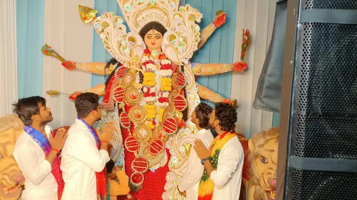 Ambedkar Nagar News: मां की आराधना में डूबे श्रद्धालु, मंदिरों और पंडालों में गूंजे जयकारे